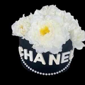 Velvet box with white pearls and raised letters and silk Peony's